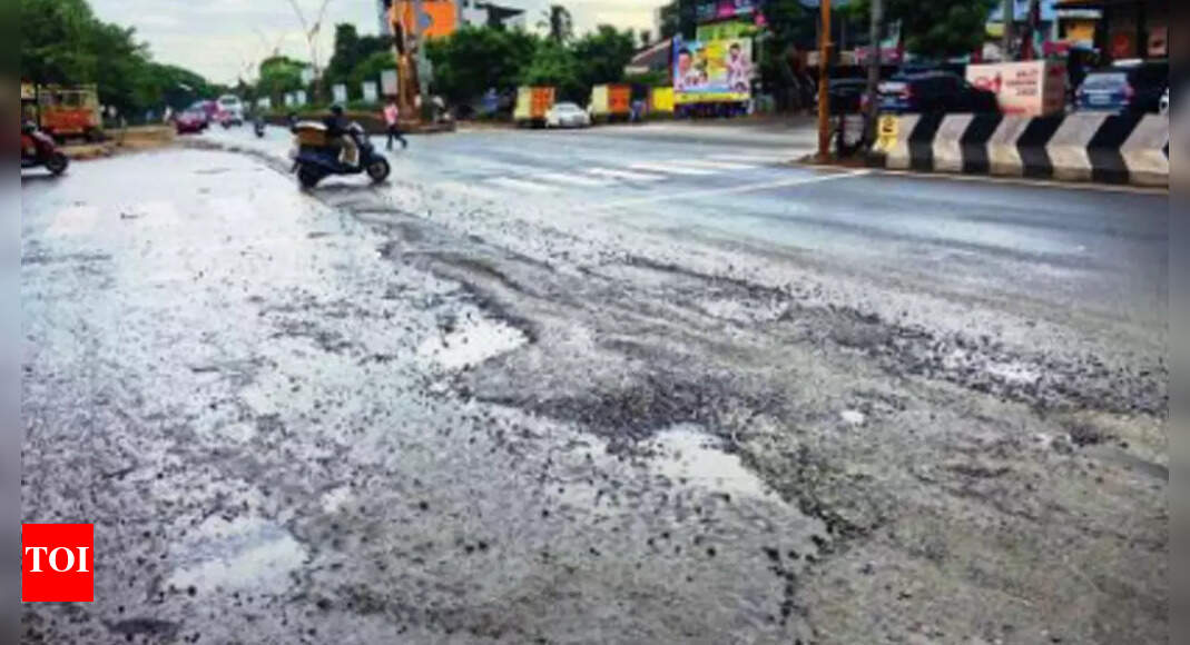 Chennai: 5-km Ambattur Estate Road remains battered | Chennai News ...