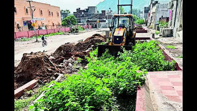 Construction waste being dumped in green belt of Walled City, residents demand action