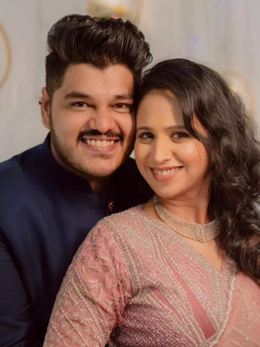 Photo of A Marathi color-coordinated couple on their wedding day | Wedding  couple poses, Marathi bride, Indian wedding couple photography