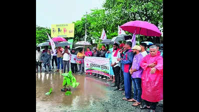 DYFI stages protest against potholes on NH