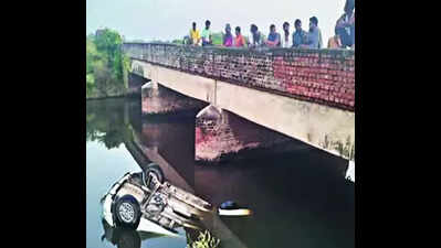 Family Of 4, Driver Die As Car Plunges Into Etah Canal Agra News