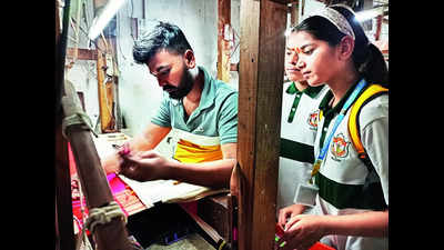 DPS students visit Yeola weavers’ village to understand craftsmanship