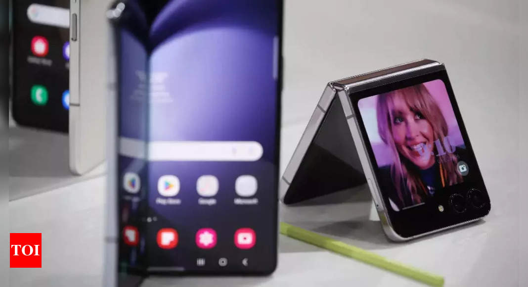 Foldable Phones: Foldable phones shipments to cross 100 million by 2027, these companies may lead the market – Times of India