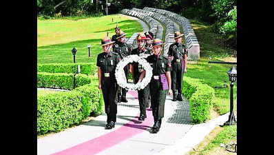 Wreath laying at war memorial reminds city of nation’s heroes