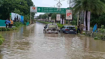 Streets, houses submerged after heavy rain in Nagpur; traffic disrupted