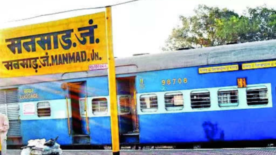 Goa Express arrives 90 minutes early at Manmad junction, leaves in 5 minutes, without 45 passengers