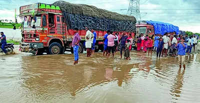 Overflowing Munneru Sinks Vij-hyd Nh | Vijayawada News - Times of India