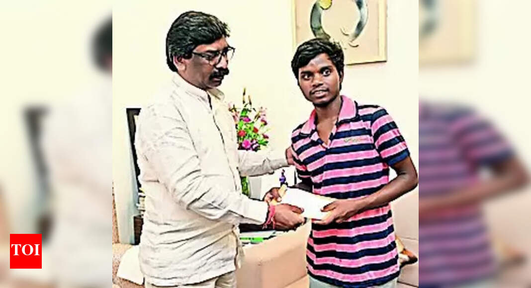 School: Soren Gives ₹1.5l Edu Aid To Meritorious Tribal Boy | Ranchi ...