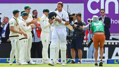 Watch: Retiring Stuart Broad receives guard of honour from Australian players