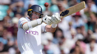 5th Test: Stuart Broad smashes one last six as England set Australia 384 target