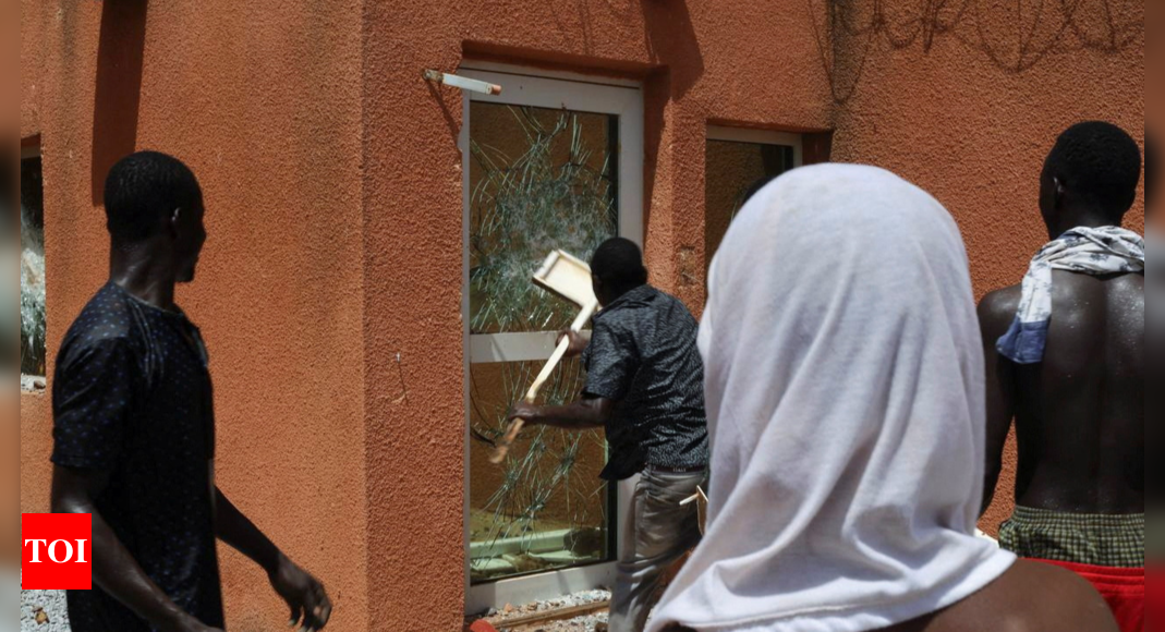 Niger: French embassy in Niger attacked as protesters waving Russian flags march through capital – Times of India