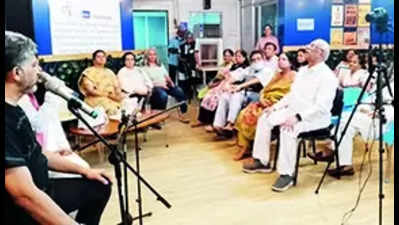 Doc holds musical on hosp terrace for cardiac patients
