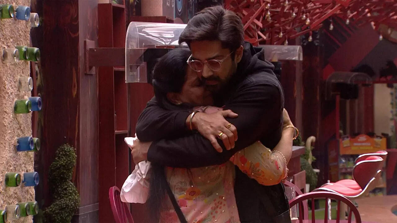 Bigg Boss OTT 2: Avinash Sachdev's mom enters the house; warmly hugs Pooja  Bhatt leaving her in tears - Times of India