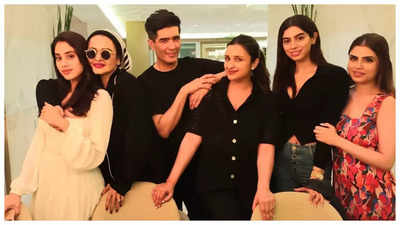 Rekha looks uber-stylish as she strikes a pose with Janhvi Kapoor, Khushi Kapoor and Parineeti Chopra at Manish Malhotra's house - See photos