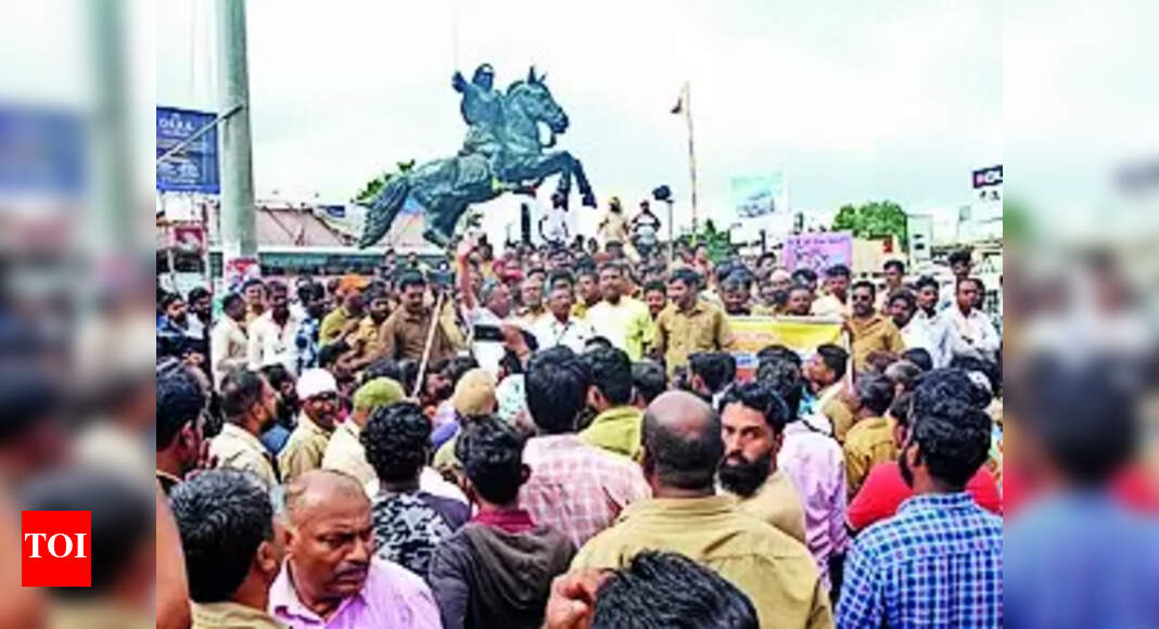 Shakti Scheme: Twin City Auto Drivers Protest Against Govt's Shakti Scheme | Hubballi News - Vimarsana News