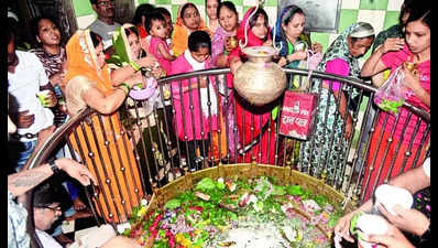 Lakhs visit Kashi for Shiva’s darshan in ‘Bhagirathi shringar’ on 4th Somvar