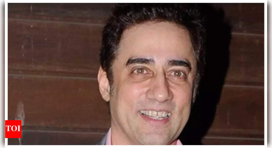 Aamir Khan’s brother Faisal Khan steps out to watch Rocky Aur Rani Kii ...