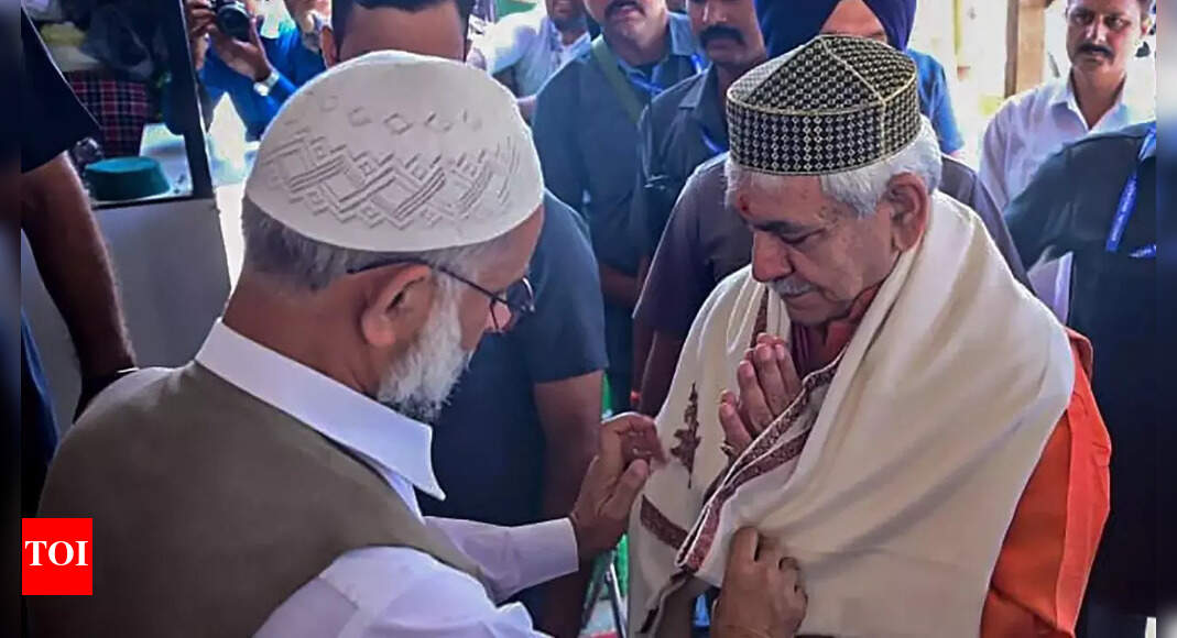 J&K LG visits Charar-i-Sharief, seeks to boost religious tourism ...