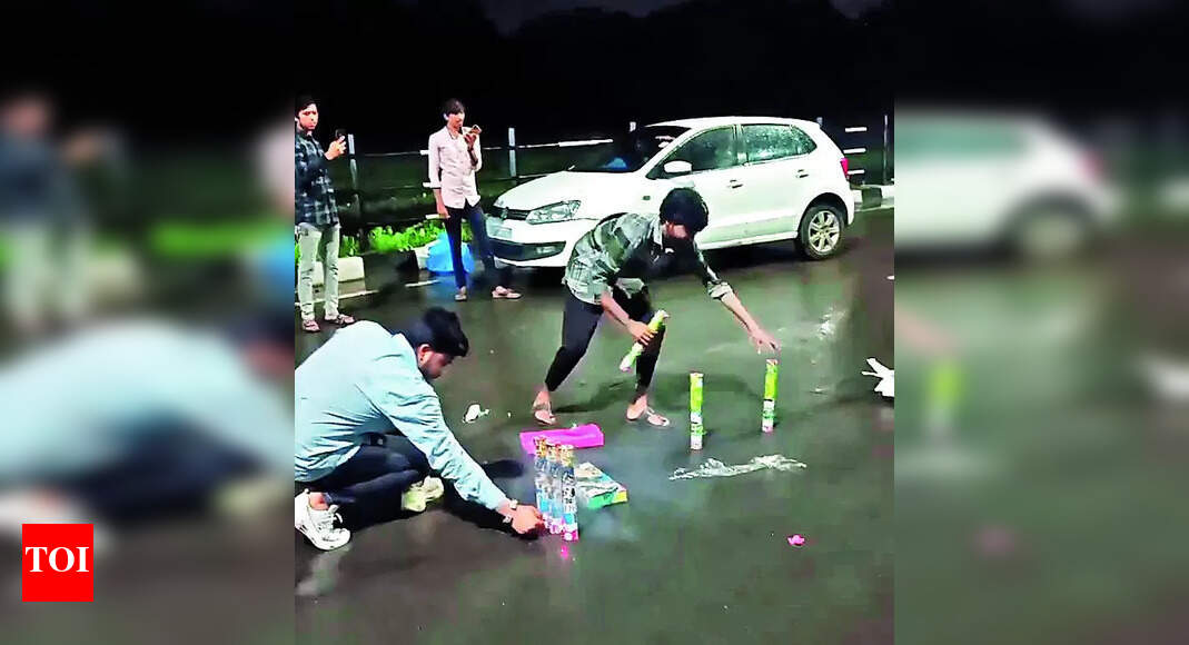 Road: 8 Caught Celebrating Birthdayon Road, Bursting Crackers | Surat News - Vimarsana News