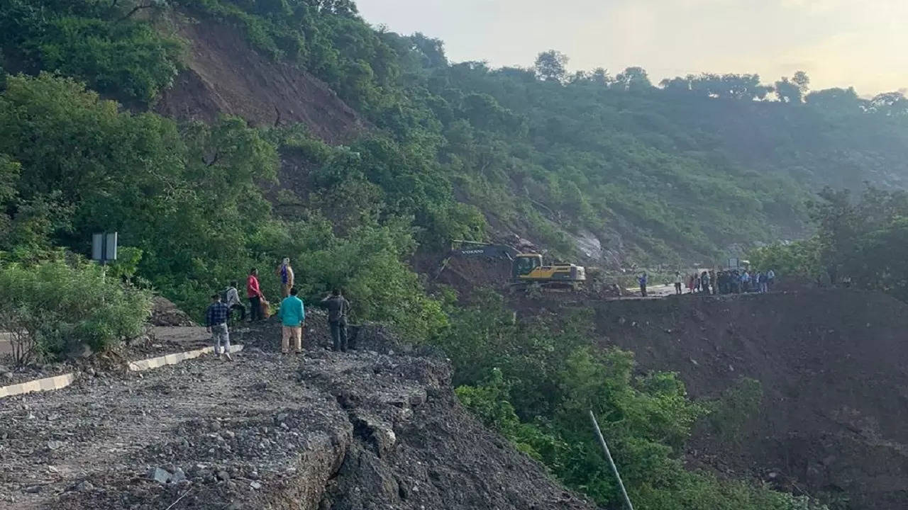 Shimla-Chandigarh highway remains blocked for several hours due to landslide  in Solan | Shimla News - Times of India