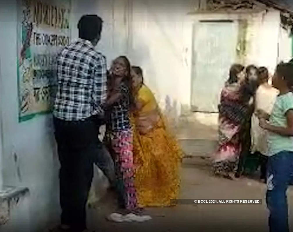 
Viral video of public thrashing a eve-teaser in Chattarpur

