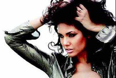 Esha Gupta to star in Bhatt's Jannat 2
