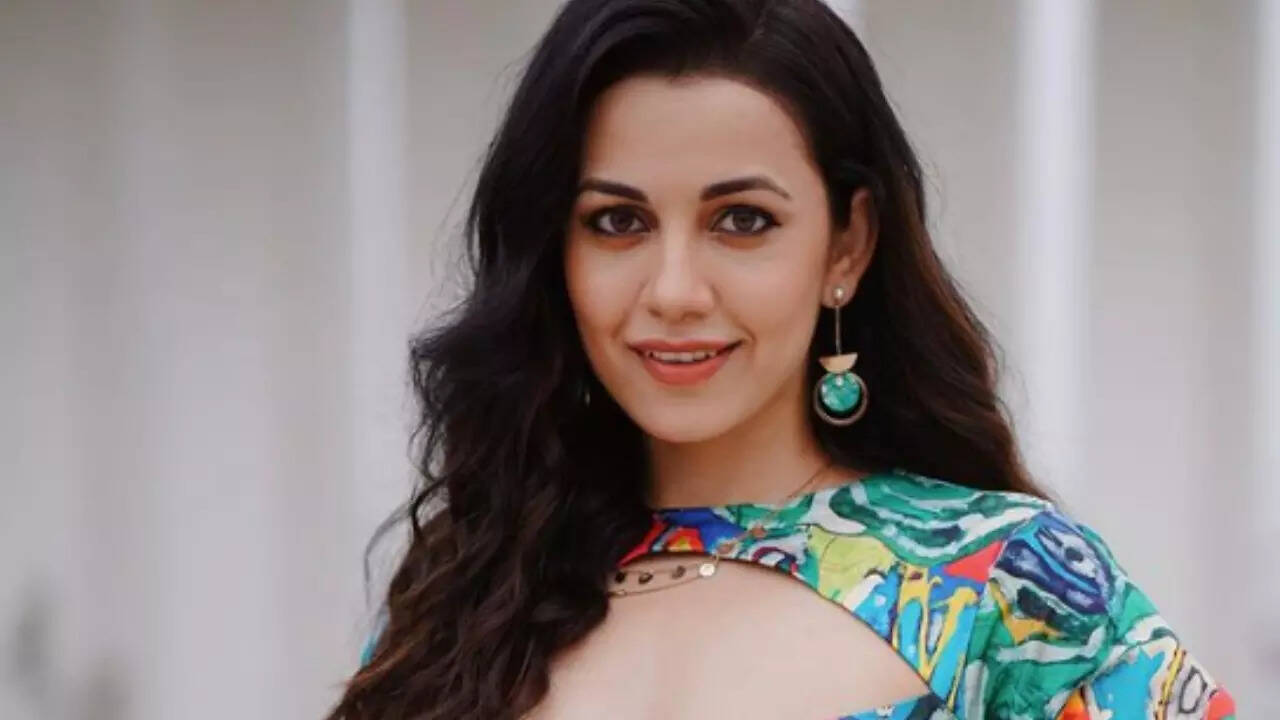 Esha Kansara radiates sunshine vibes in a stunning yellow ensemble |  Gujarati Movie News - Times of India