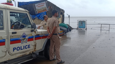 Fishing boat capsizes near Versova Gaon in Mumbai, one dead, one missing