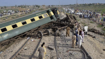 Thirty dead, over 80 hurt in Pak train derailment