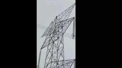 Couple climbs power line tower in Chattisgarh in a dramatic display of love