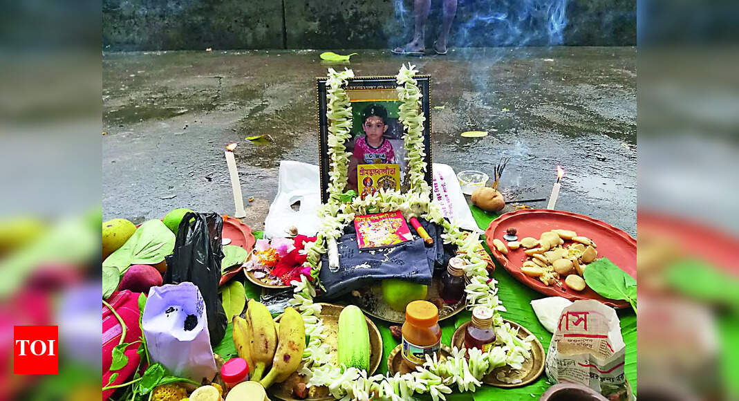 Last Rites: Boy’s Maternal Uncles Perform Final Rituals | Kolkata News ...