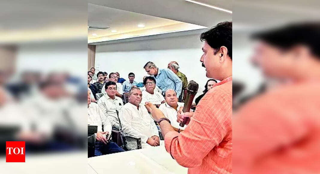 Textile Traders Industry Bodies Extend Help To Textile Traders Surat