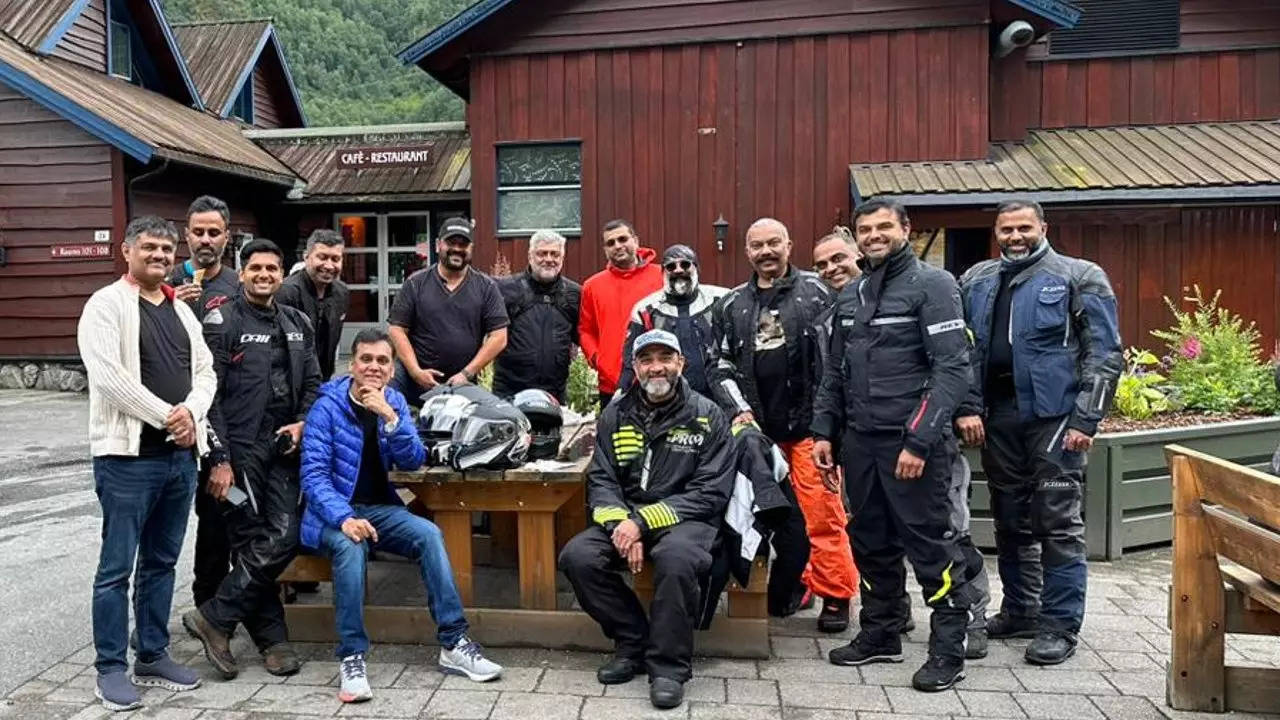 Ajith poserer med sine motorsykkelvenner i Norge |  Tamilsk kino nyheter