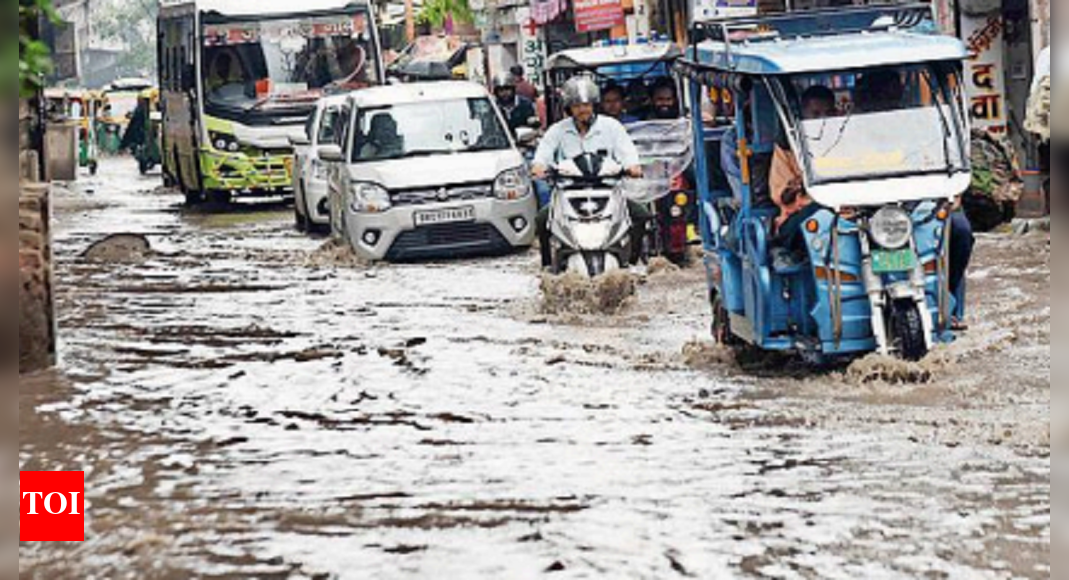 Quick response teams drain out rainwater | Patna News