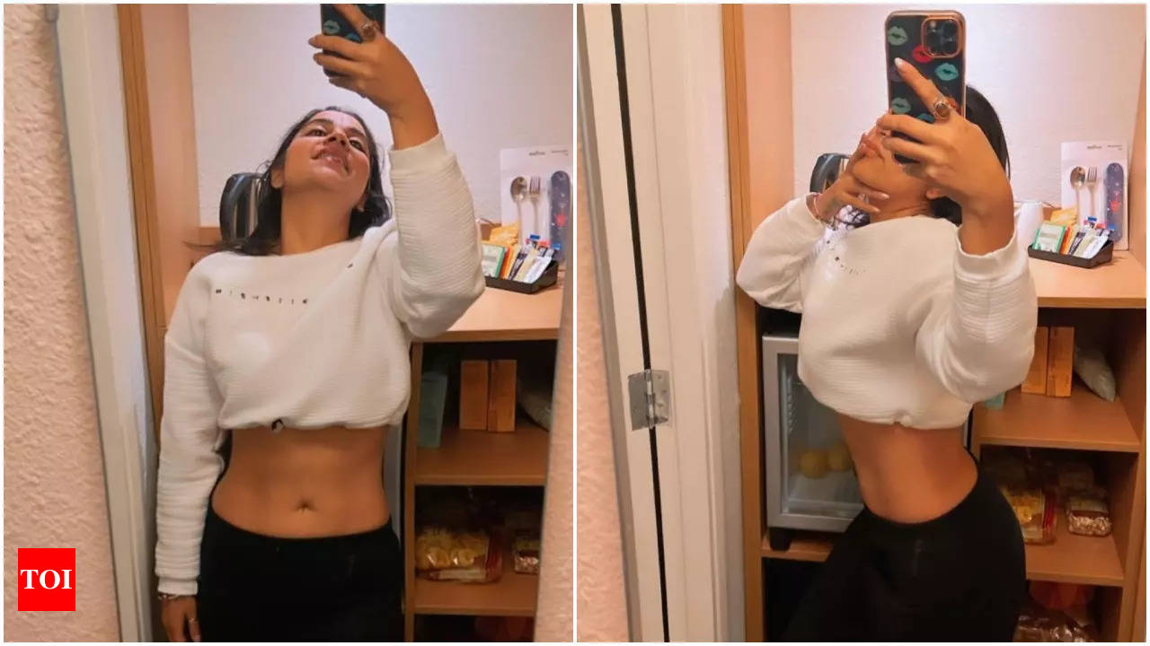 Anara Gupta shows her washboard abs in THESE mirror selfies | Bhojpuri  Movie News - Times of India