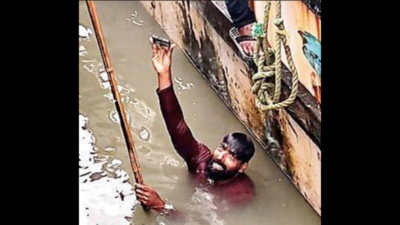 Swimmer dives into Malpe waters in Karnataka to retrieve iPhone