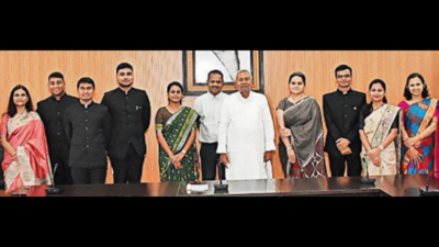 Ias: 10 IAS officers of 2021 batch meet CM | Patna News - Times of India