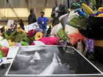 Fans pay tribute to Steve Jobs
