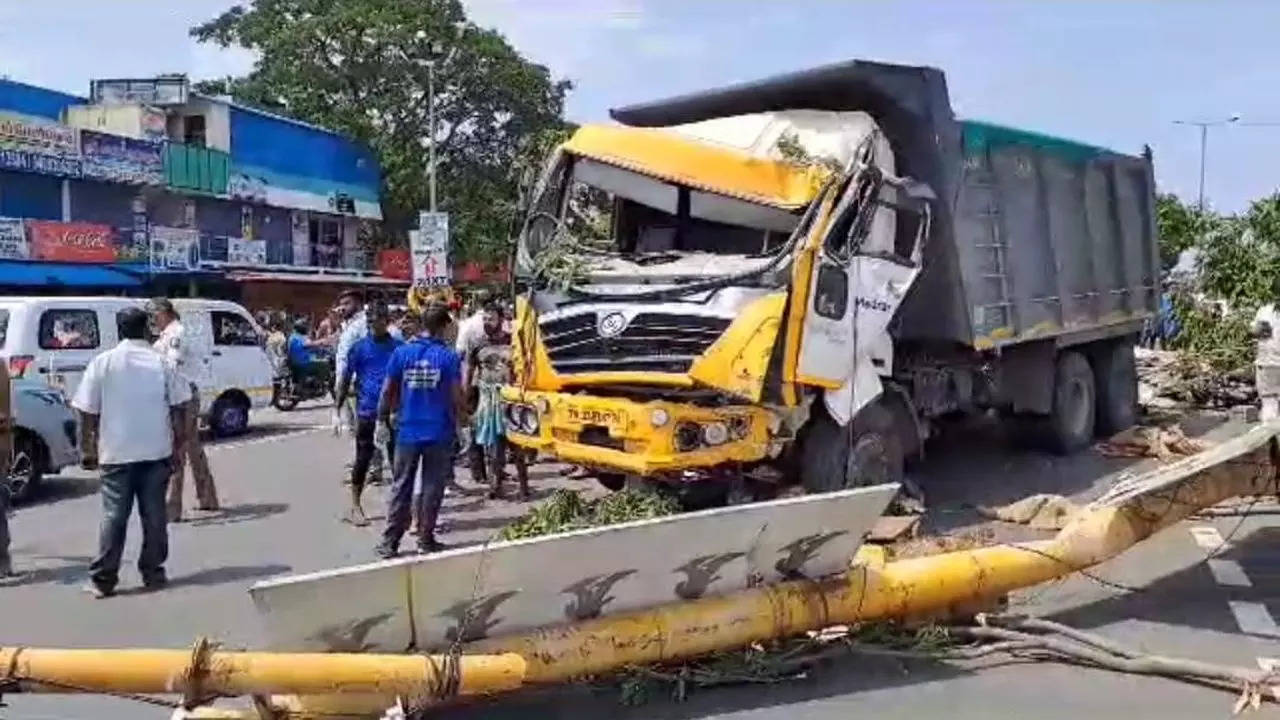 Chennai Truck Accident News: Four including two college students die in  road accident at Potheri in Chennai | Chennai News - Times of India