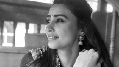 Daisy Shah embraces retro vibes in this monochrome picture Gujarati
