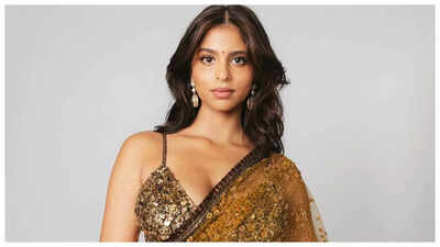 Shah Rukh Khan's darling daughter Suhana Khan shows her generous side, hands out Rs 500 notes to woman asking for money - WATCH VIRAL video