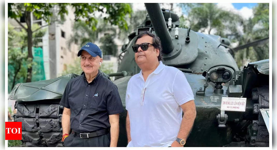 Rahul Mitra và Anupam Kher thăm Bảo tàng Chứng tích Chiến tranh Việt Nam Hindi Movie News