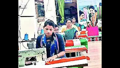 SHGs make 4L flags for I-Day