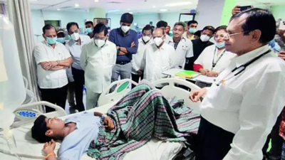 CM visits Thane hospital, backs med staff, unveils expansion plan