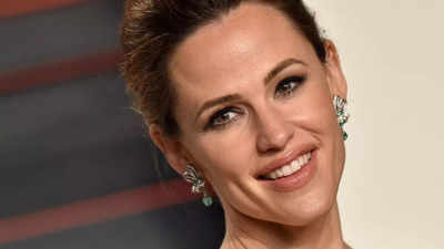 Jennifer Garner, beau stay fit with running date in rare sighting