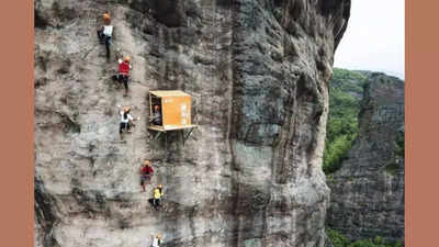 Unbelievable! THIS convenience store in China is on a cliff at 393 feet