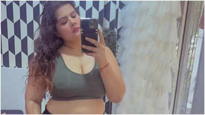 Netizens troll Mithila Purohit for THESE mirror selfies