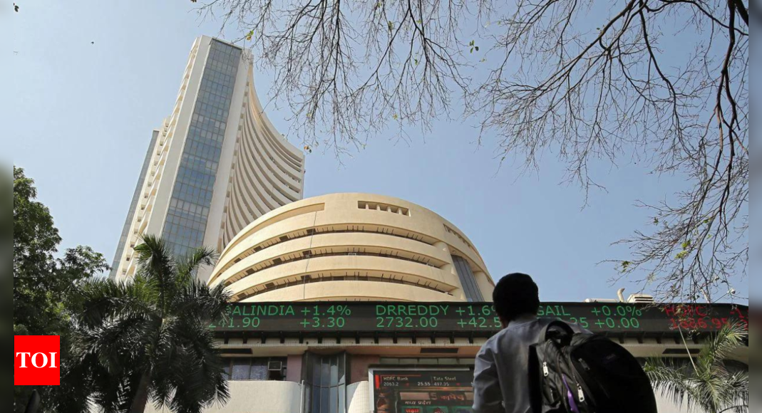 Markets extend gains on fag-end buying; Infosys, L&T shine – Times of India