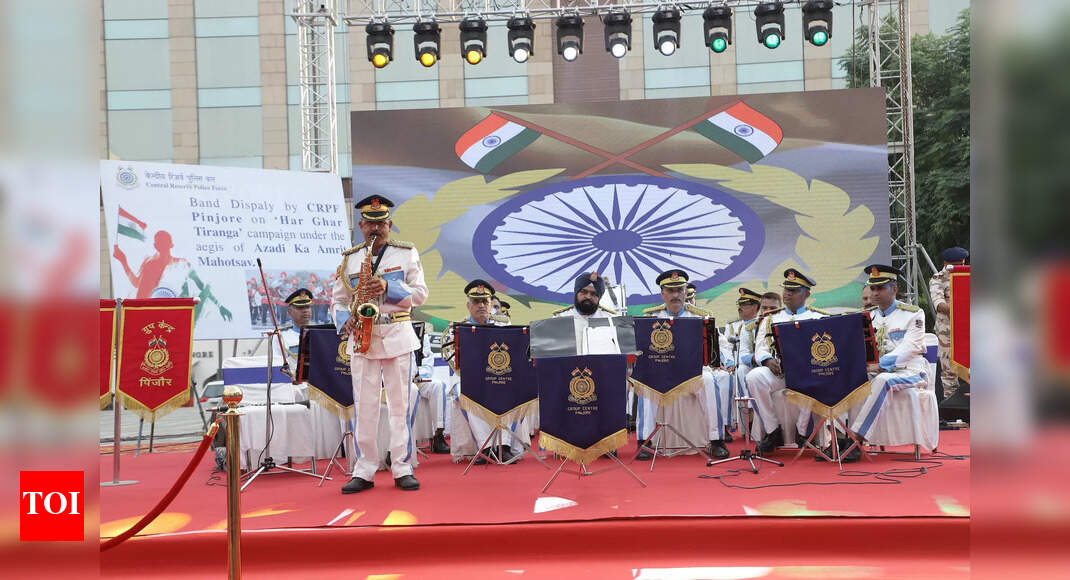 CRPF and ITBP bands give a rousing tribute on Independence Day at city mall | Events Movie News
