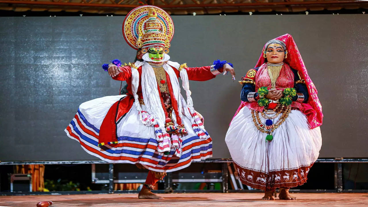 Mohiniyattam, also spelled Mohiniattam (Malayalam: മോഹിനിയാട്ടം), is a  classical dance form from Kerala, Ind… | Indian classical dance, Indian  dance, Dance of india